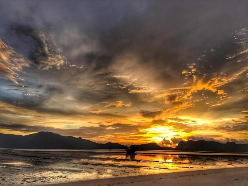 Seesea Resort Satun Bagian luar foto